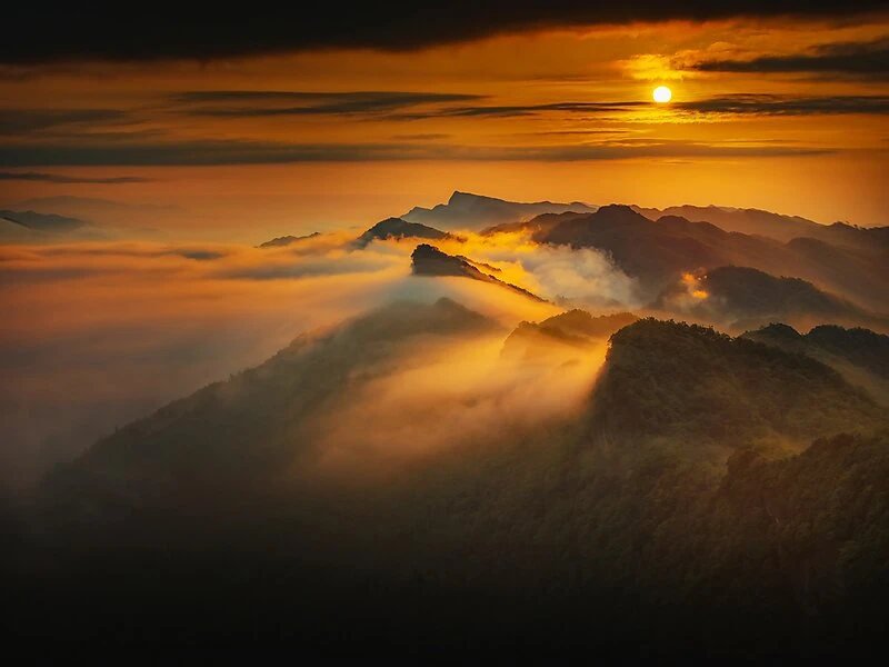 金乌破晓 云漫青山